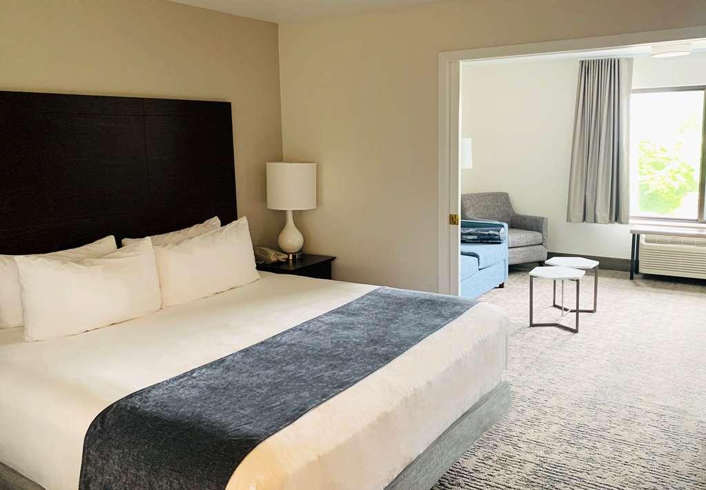 Oxford Suites Portland - Jantzen Beach Room photo