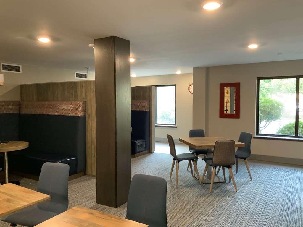 Oxford Suites Portland - Jantzen Beach Room photo