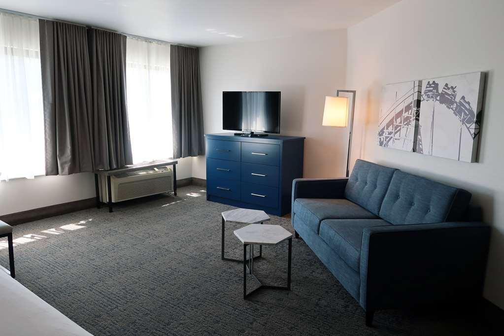 Oxford Suites Portland - Jantzen Beach Room photo